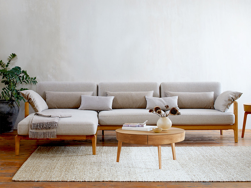 Ecksofa Linera mit Couchtisch im Wohnzimmer
