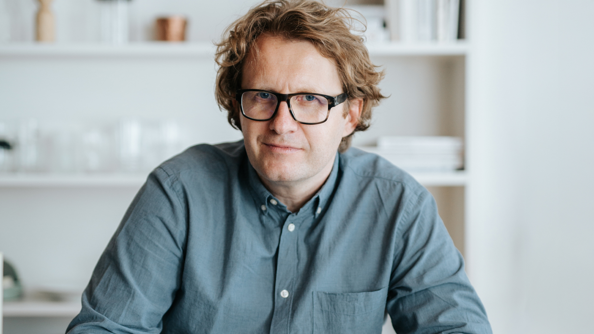 Produktdesigner Johannes Scherr mit Brille