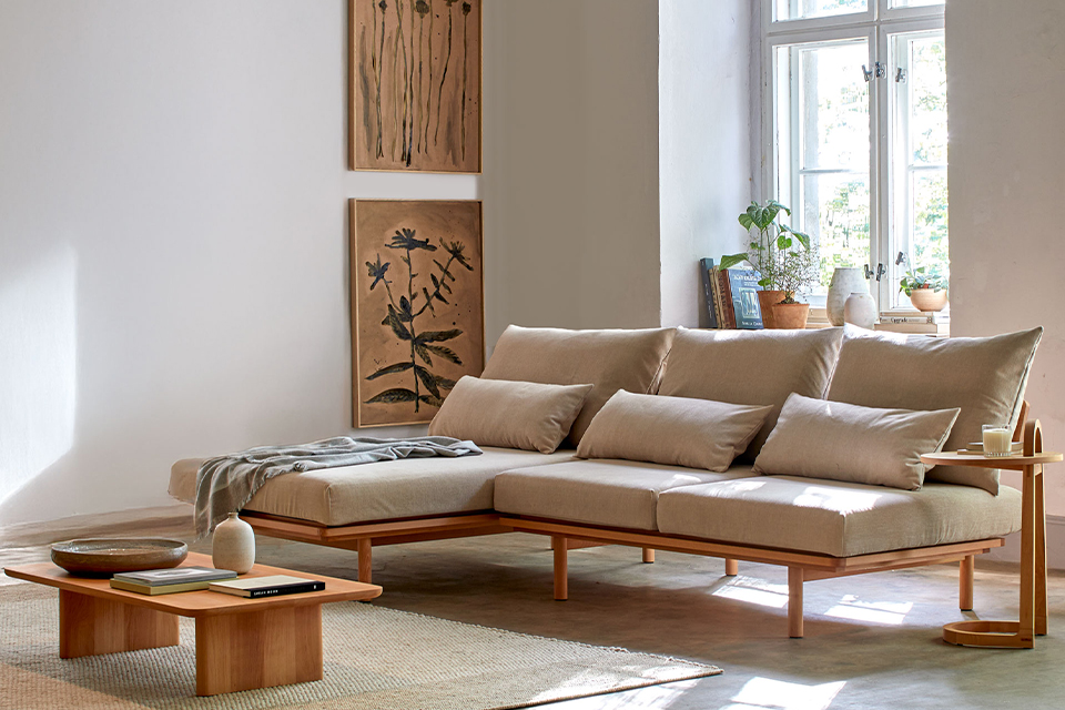 Ecksofa mit Couchtisch im Wohnzimmer