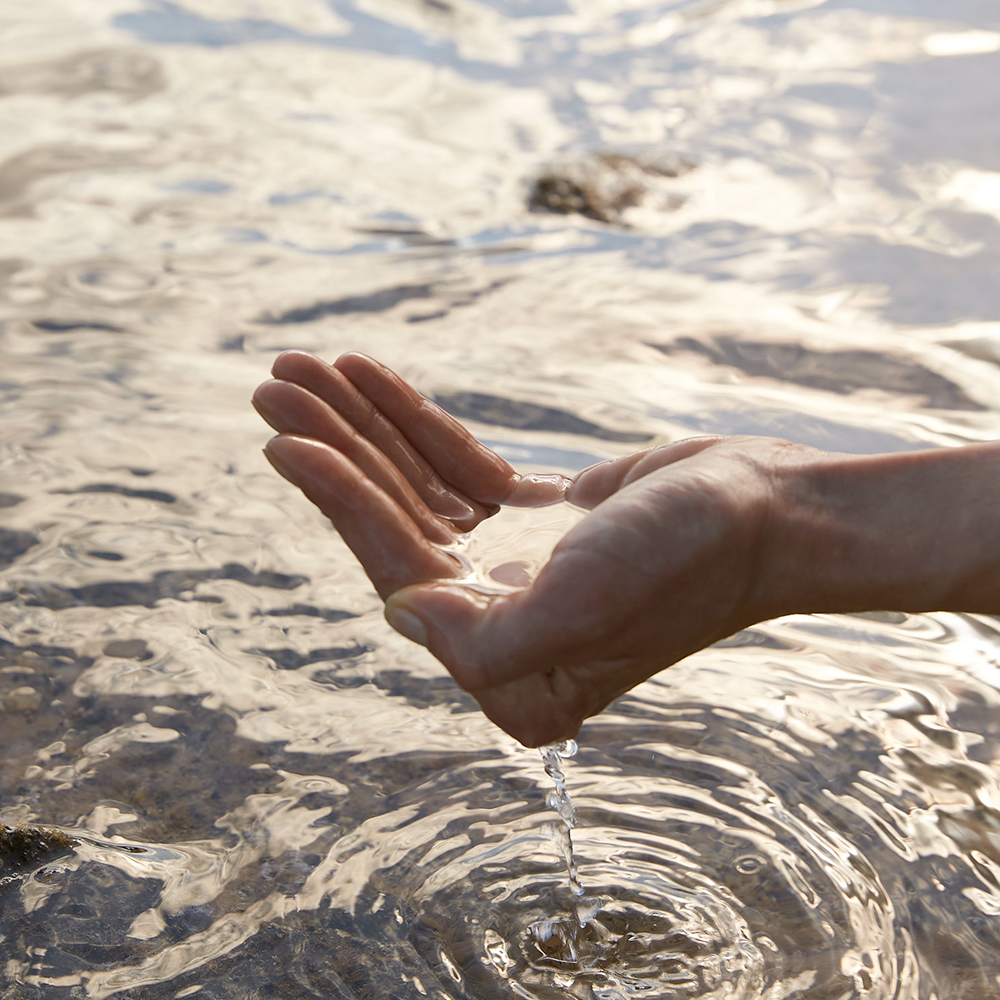 Hand mit Wasser