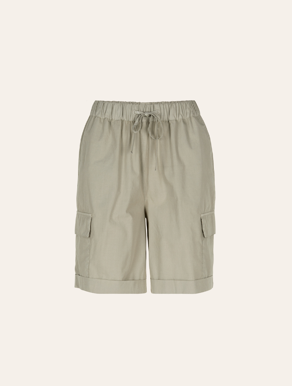 Hellgrüne Cargoshorts vor weißem Hintergrund