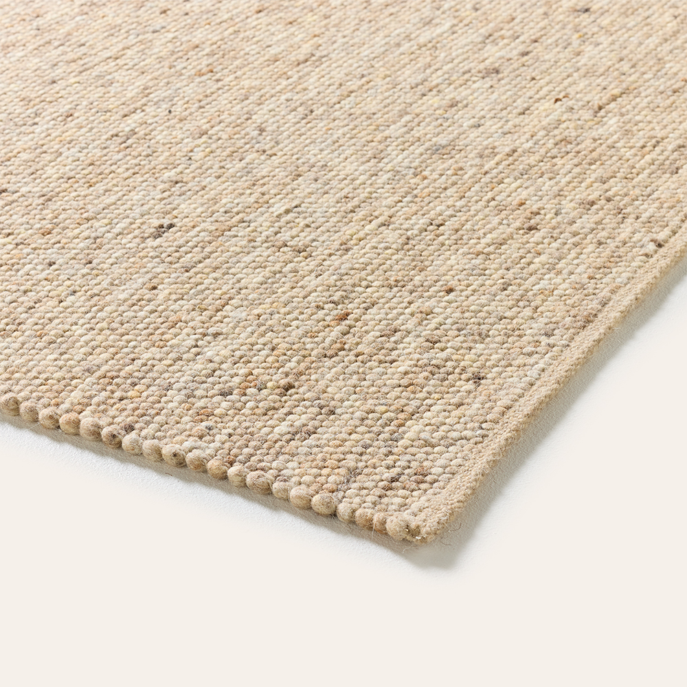 Beiger Teppich mit natürlicher Musterung