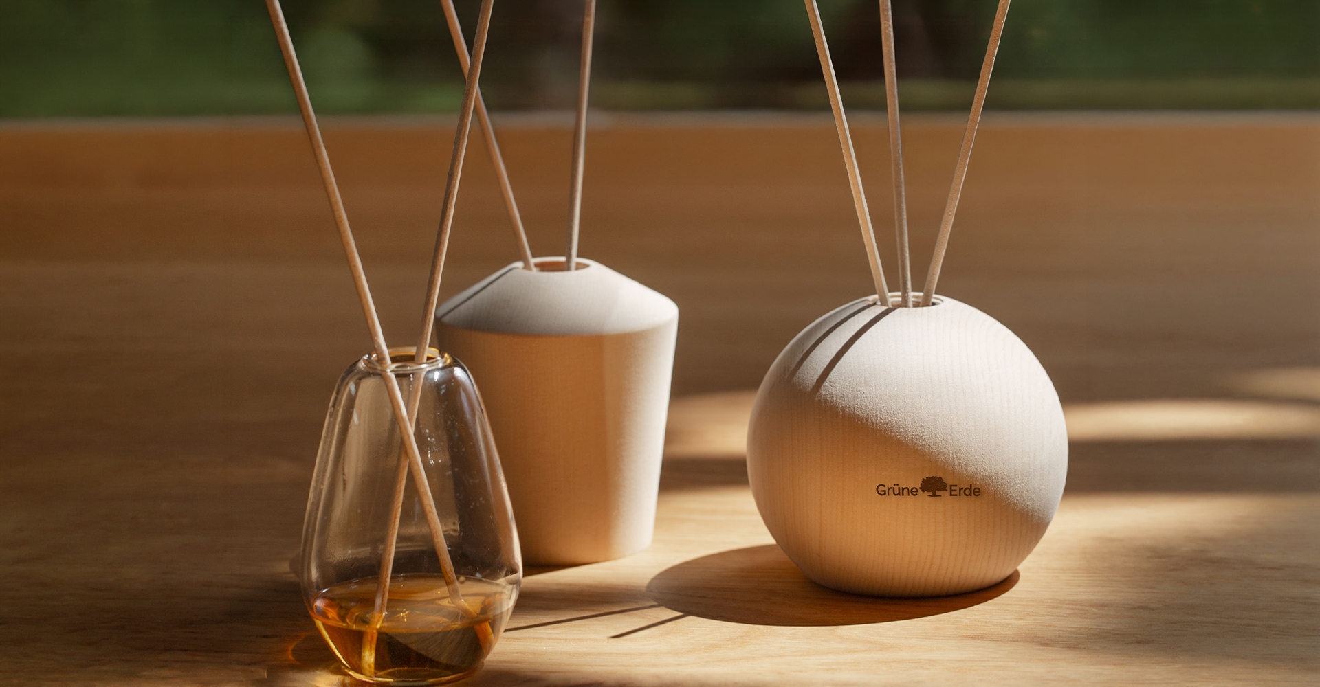 Glas Diffuser mit Duftstäbchen und zwei Diffuser aus Holz