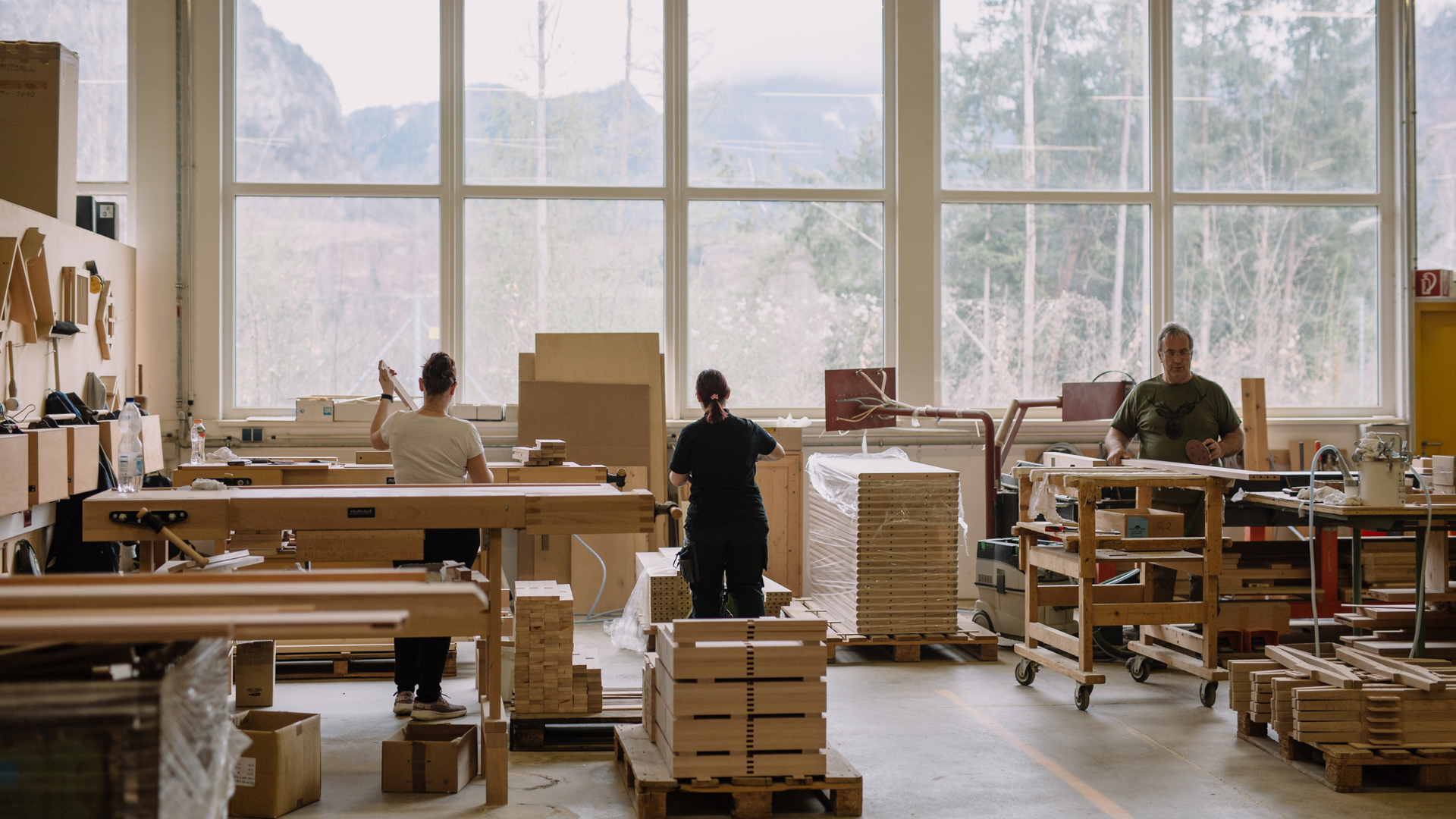 Mitarbeiter in der Möbelproduktion