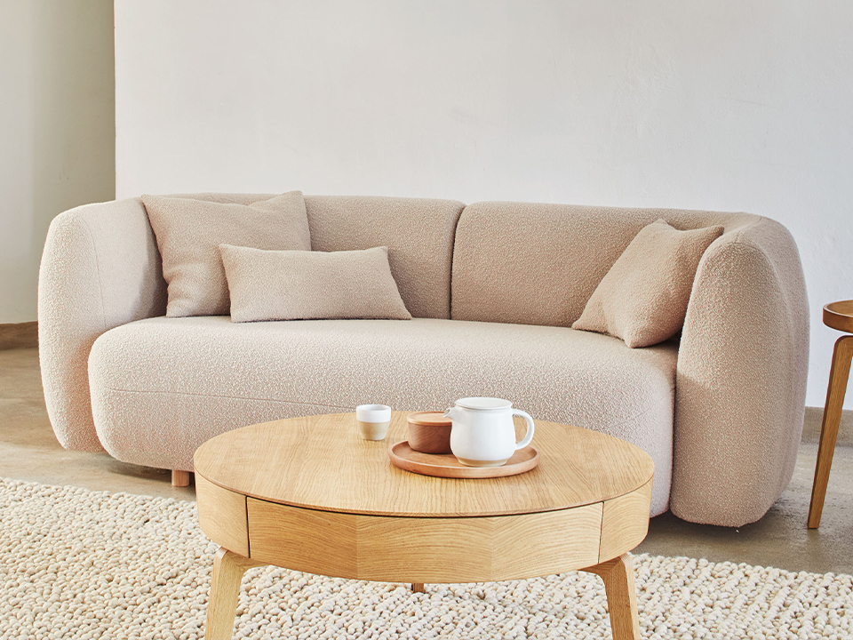 Sofa Veluna mit drei Zierkissen Casello