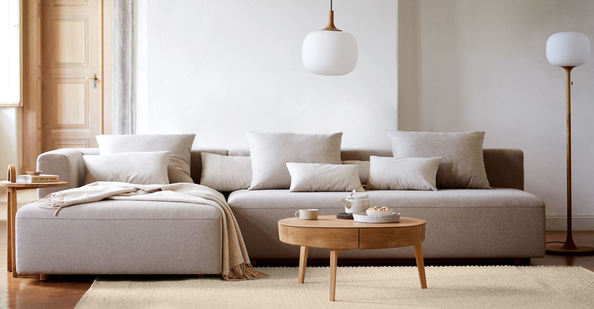 Grooßes graues Sofa steht in offenem Raum