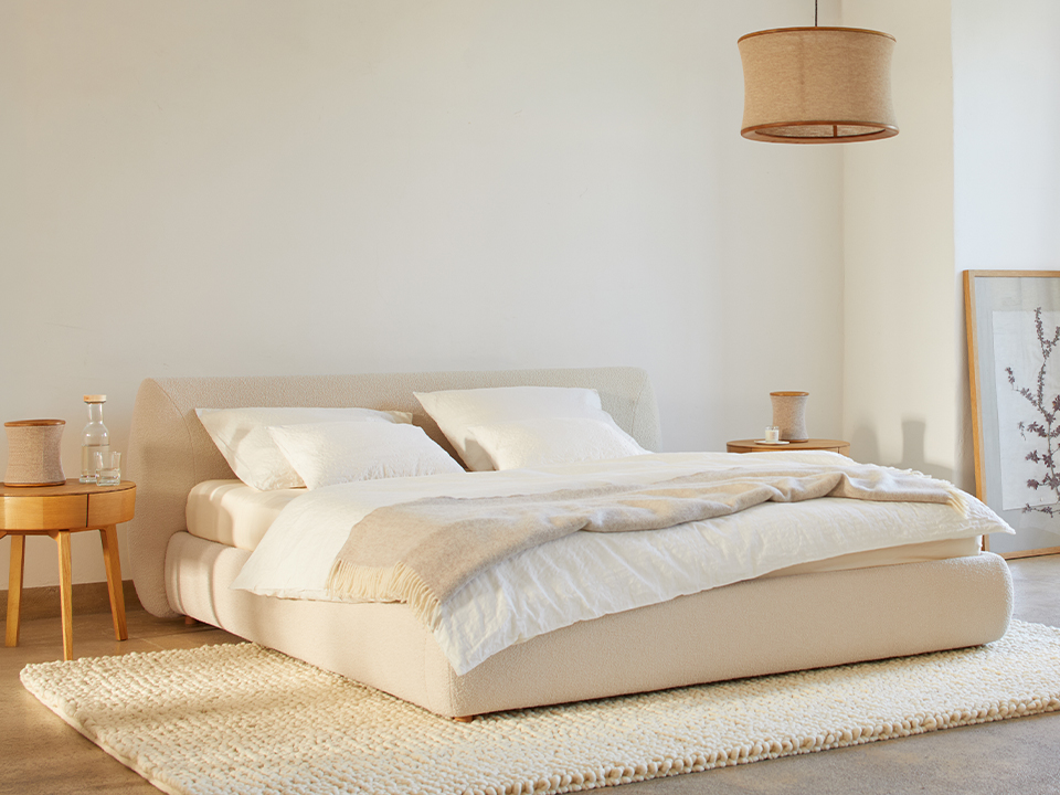 Graues Polstersofa im Wohnzimmer