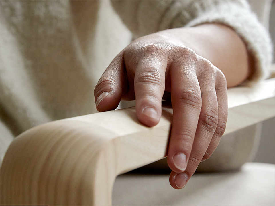 Hand auf Sofalehne