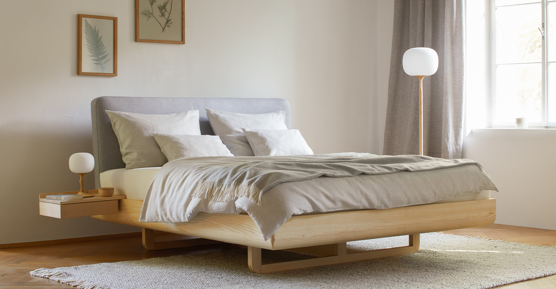 Almara Massivholz Doppelbett mit Nachtkästchen und Lamoen