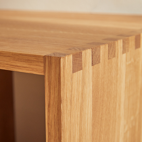 Detail der Holzverbindung vom Regal Yunit Pur