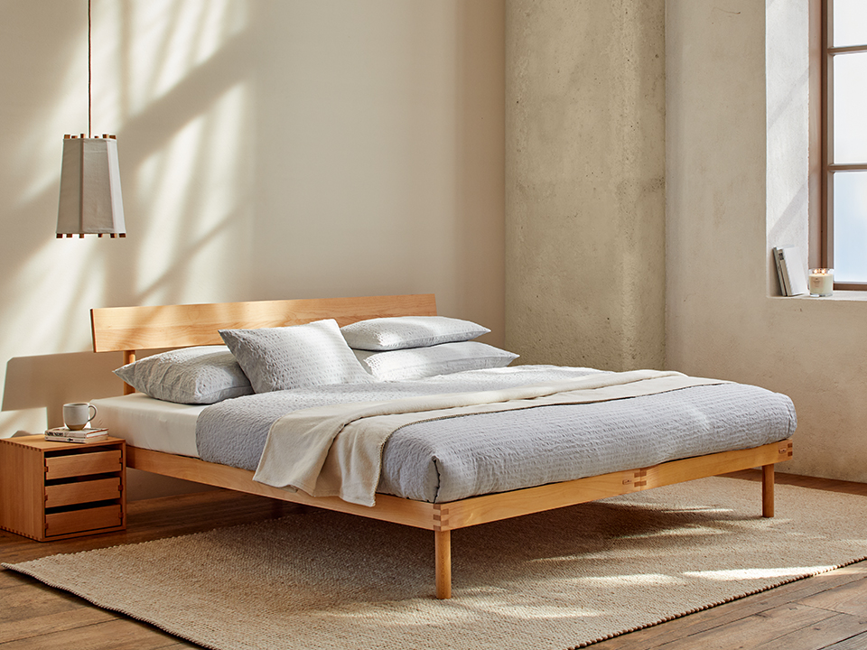 Massivholzbett Jukai Pur im Schlafzimmer