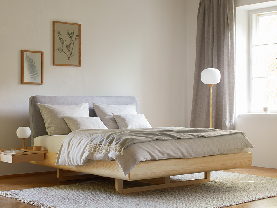 Massivholzbett Almara im Schlafzimmer