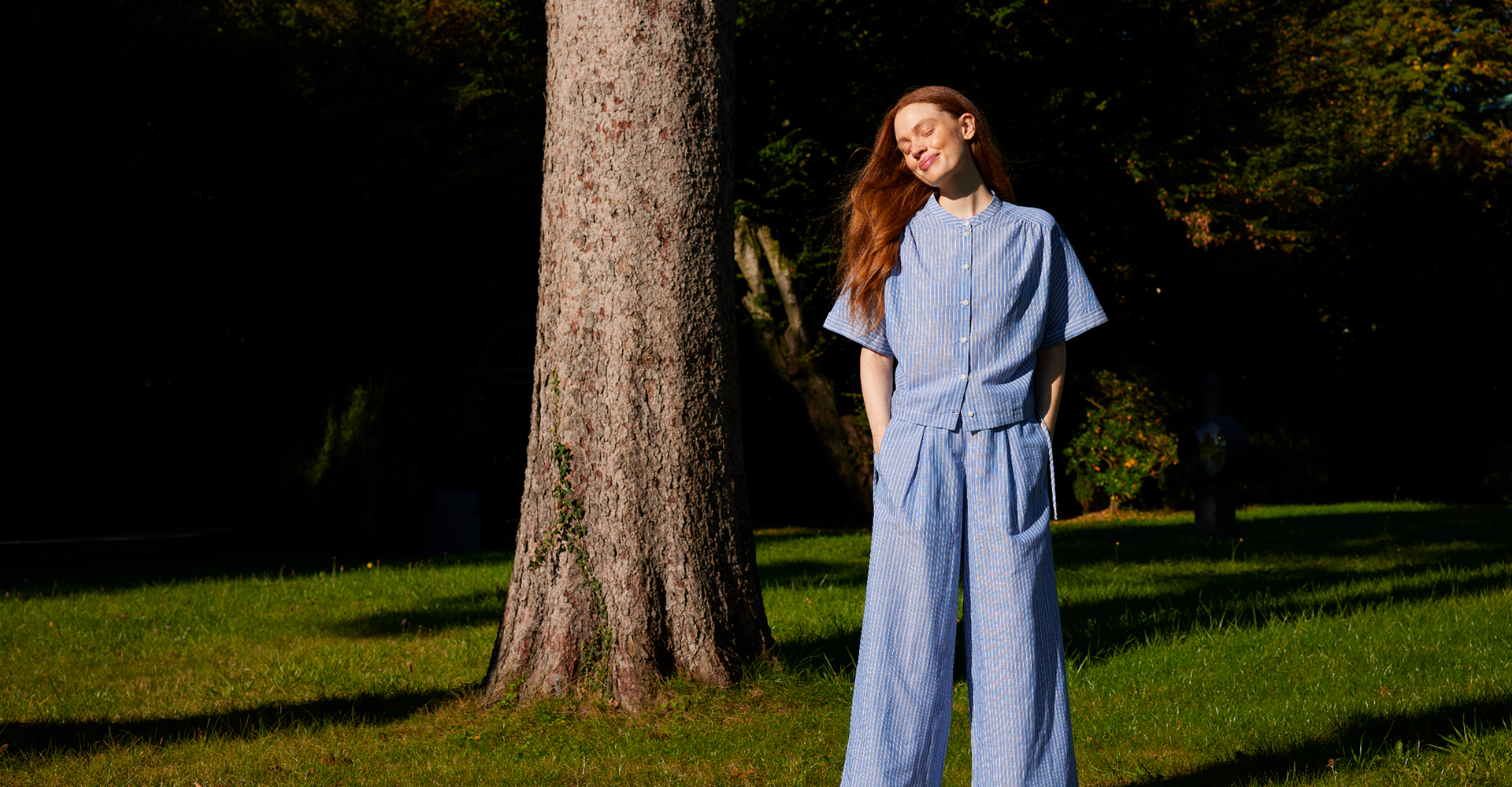 Frau trägt lockeres Oberteil und Hose aus leichtem Stoff