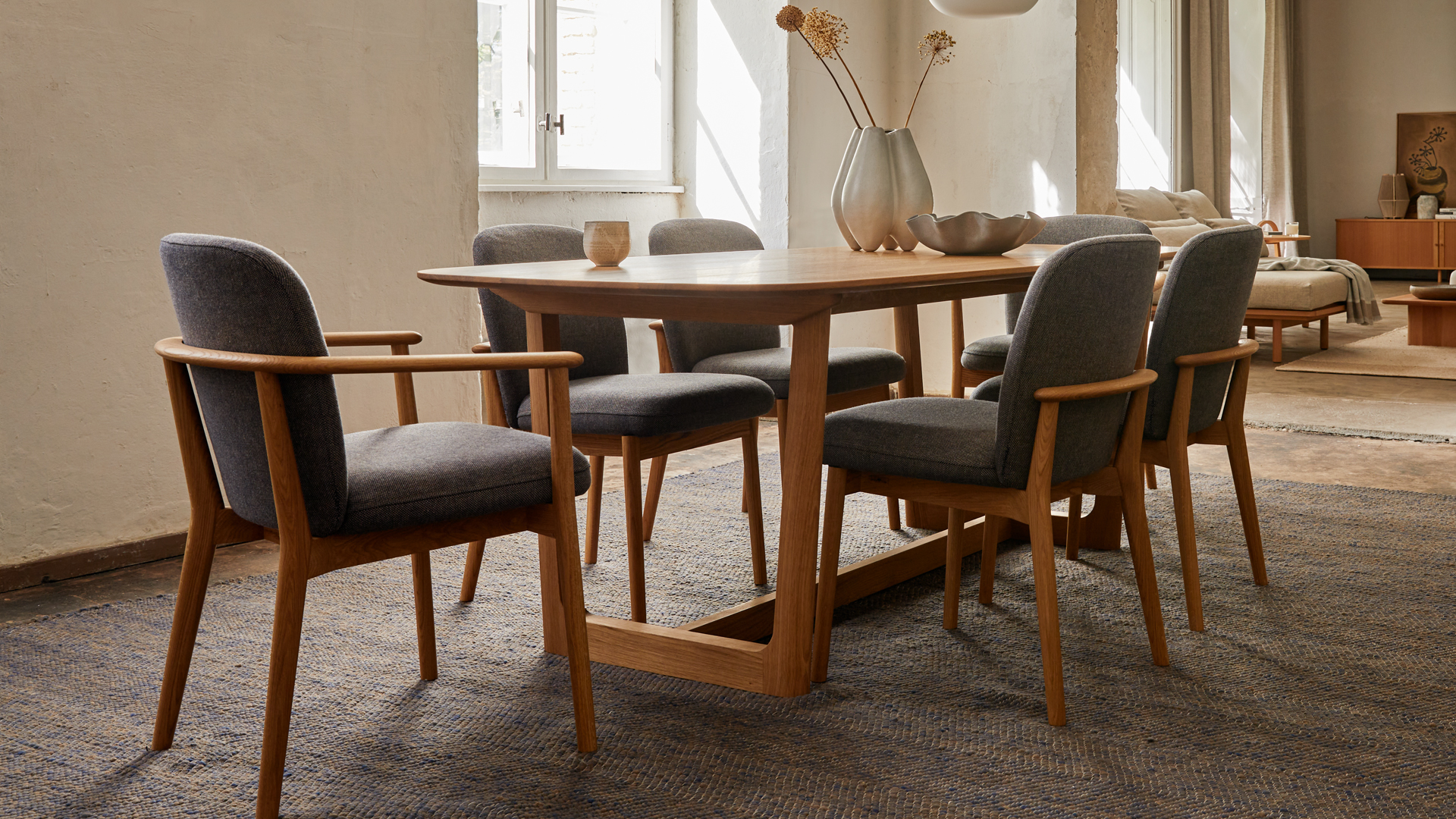 Massivholztisch Kilian mit Bank und Stühle im Esszimmer
