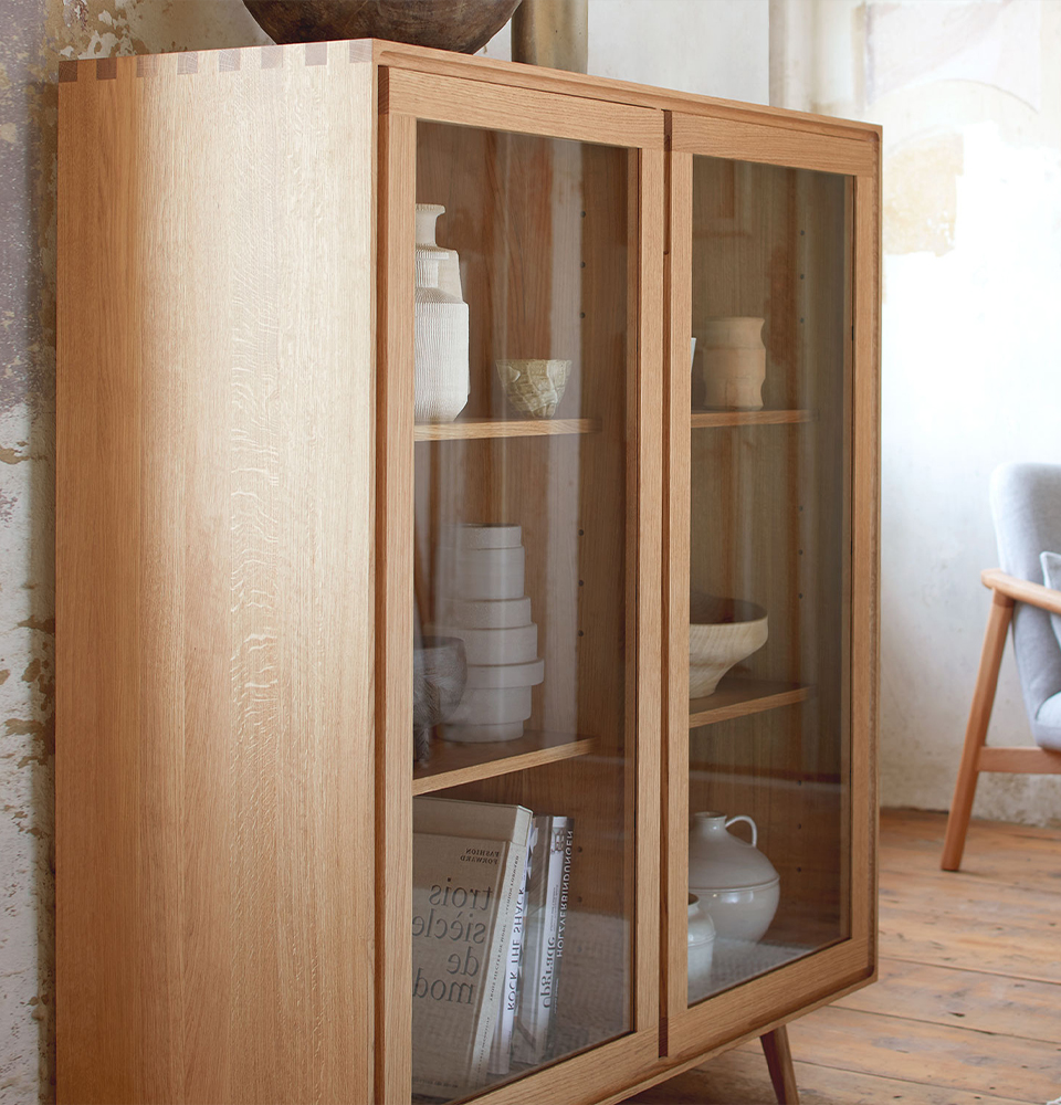 Vitrine aus Buchenholz mit Glastüren