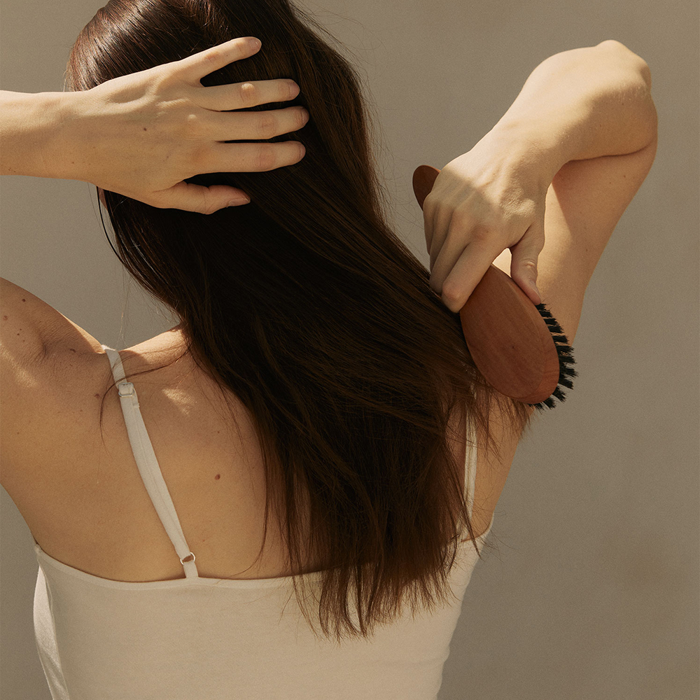 Frau mit Haarbürste