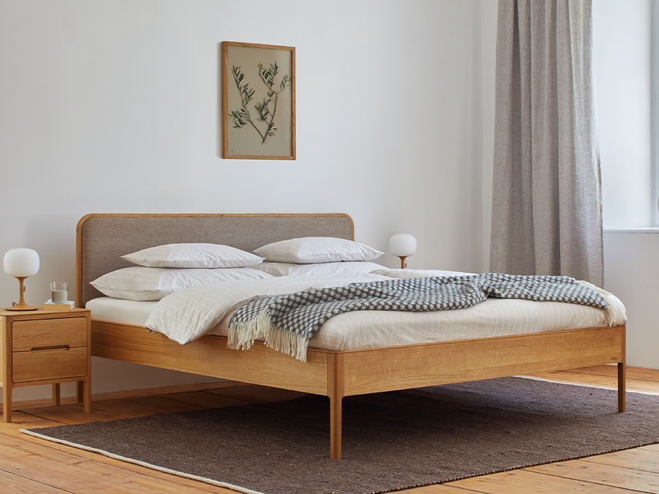 Massivholzbett Tenso Bett mit Polsterbetthaupt im Schlafzimmer