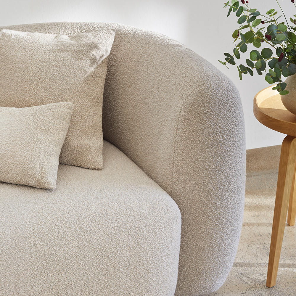 Sofa Veluna mit zwei Zierkissen