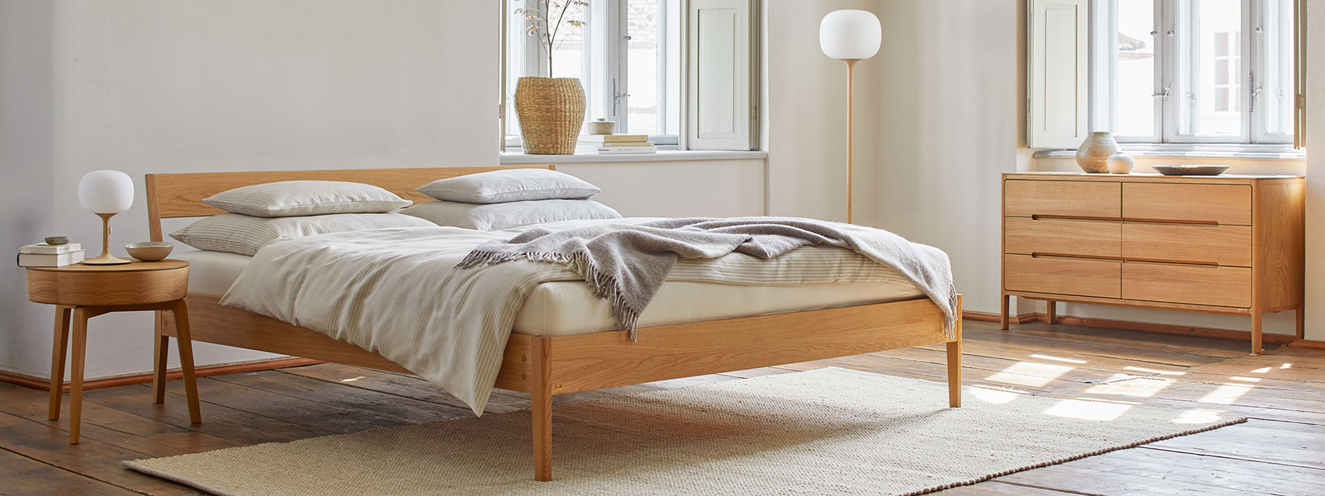 Massivholzbett Almeno mit Stegbetthaupt im Schlafzimmer