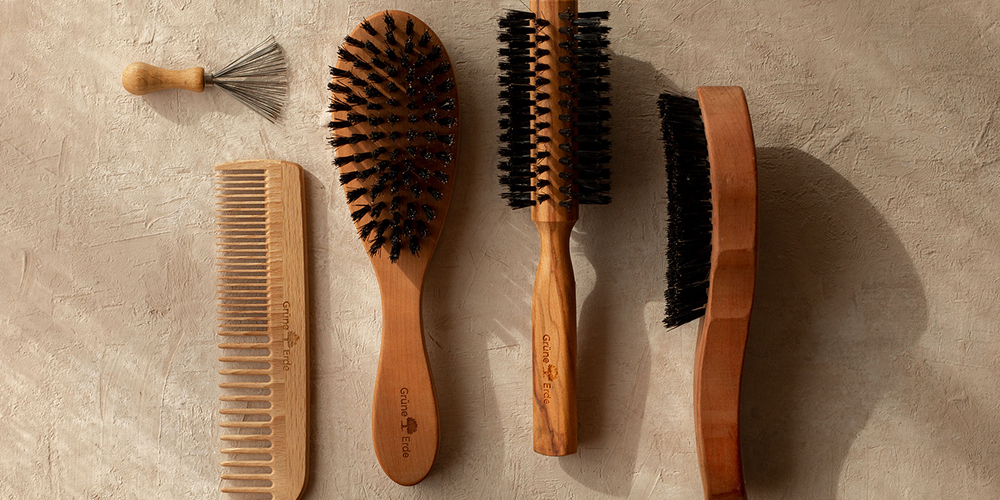 Haarbürsten und Kamm aus Holz