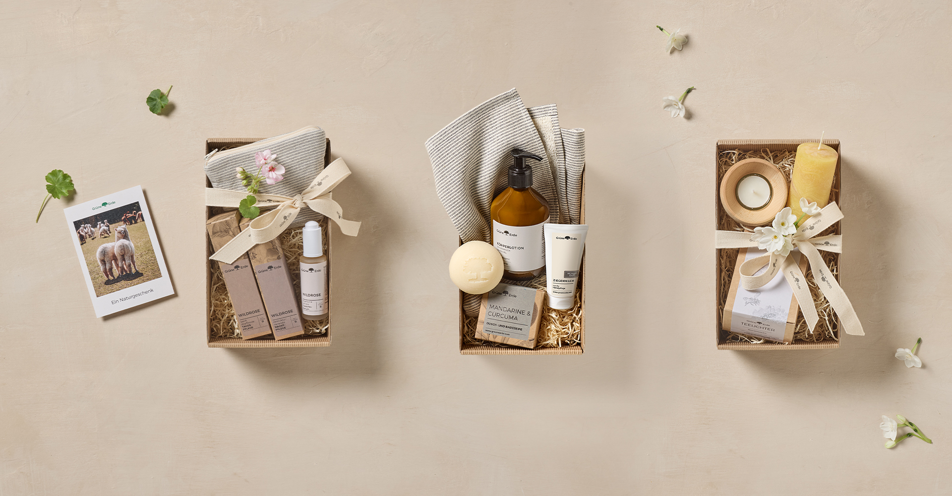 Verschiedene Geschenkboxen auf beigem Hintergrund