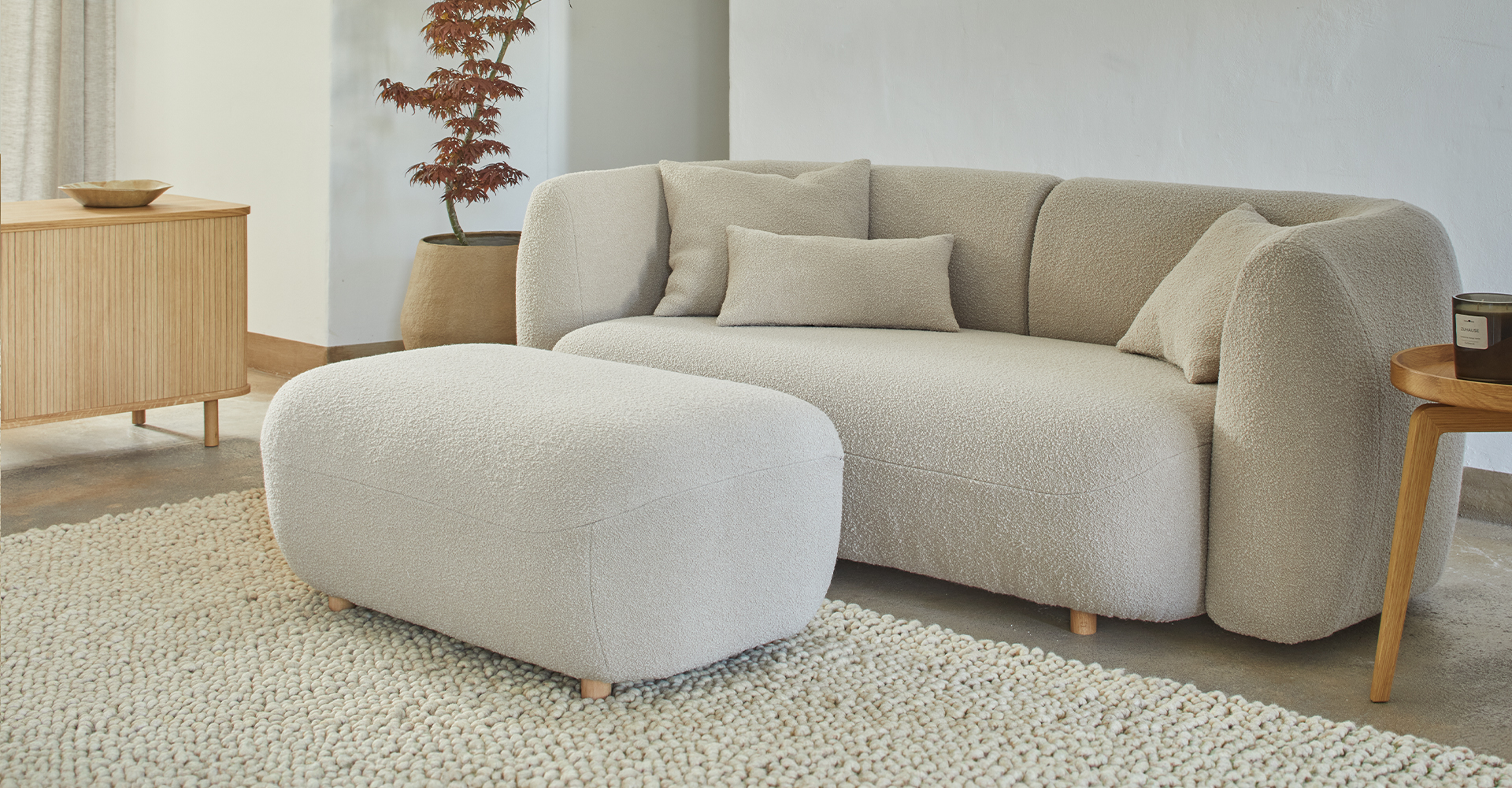 Modernes Wohnzimmer mit Sofa Veluna und passendem Hocker für gemütliche Wohnatmosphäre