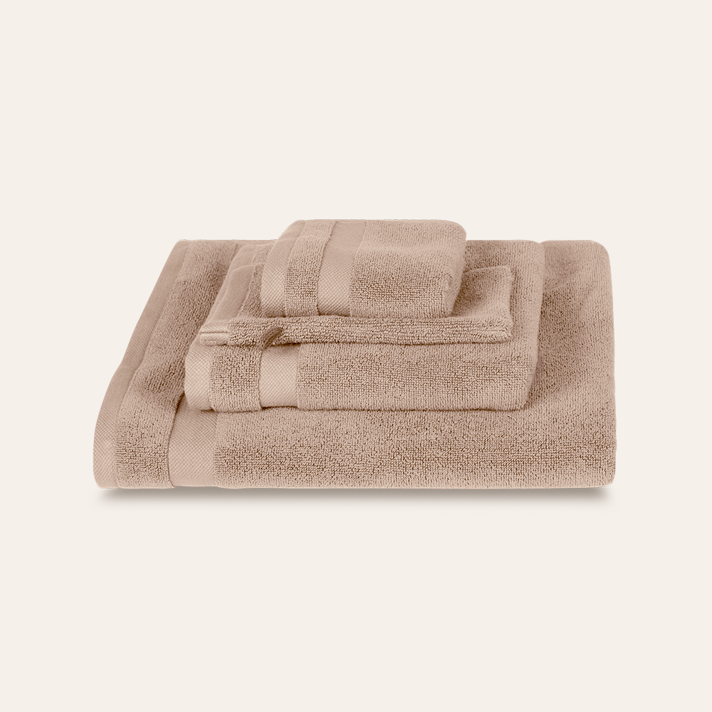 Beige Badetextilien auf weißem Hintergrund
