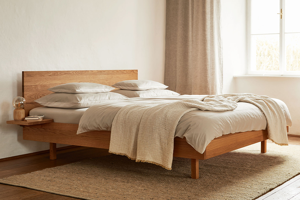 Massivholz Doppelbett im Schlafzimmer