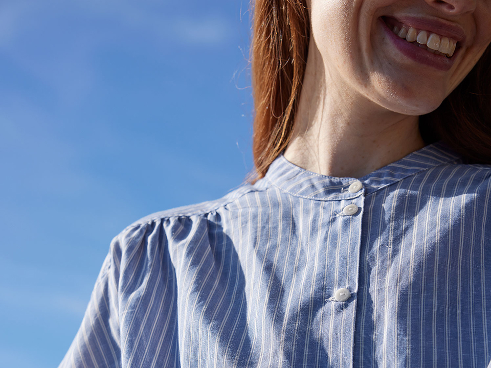 Detailaufnahme von Bluse mit Knöpfen