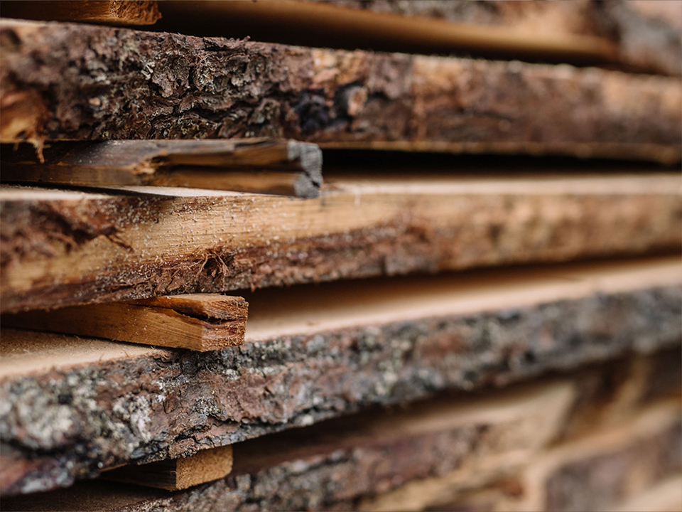 Detailansicht Holzstapel mit Abstandshalter