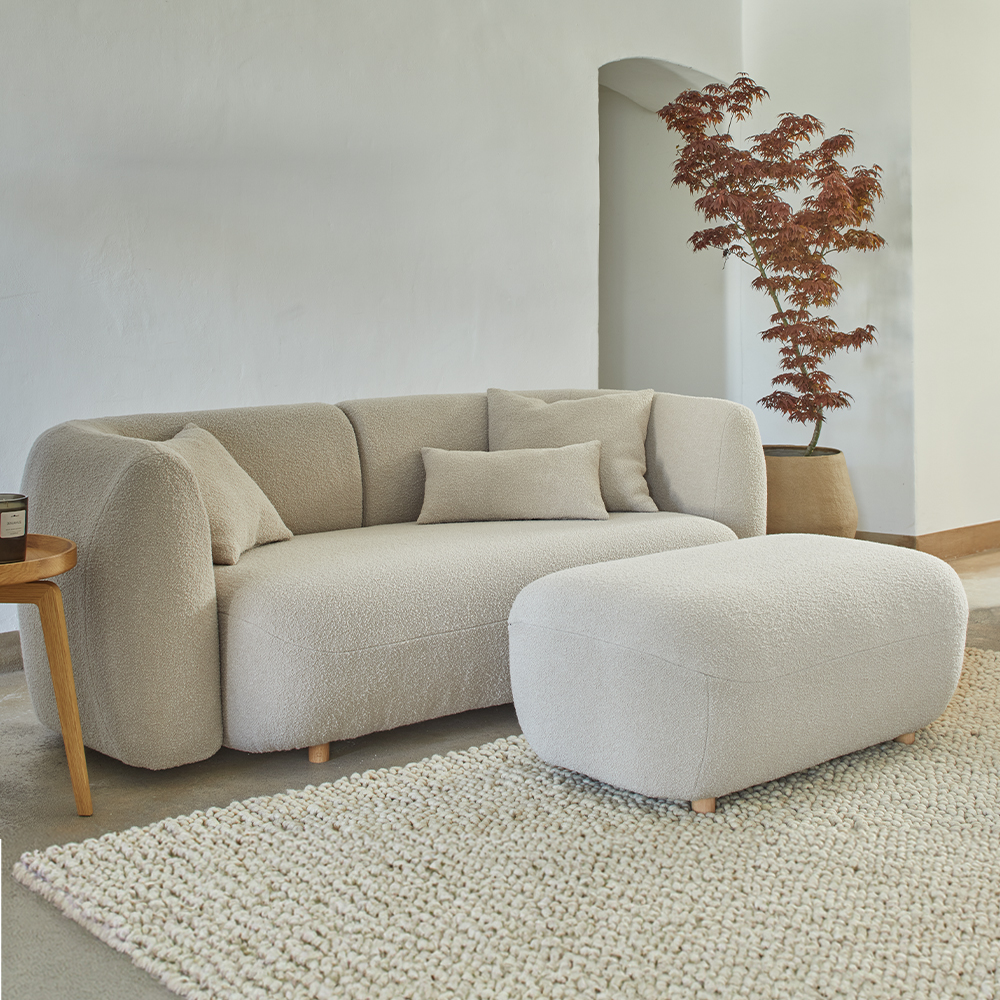 Hellgraues Polstersofa mit Hocker