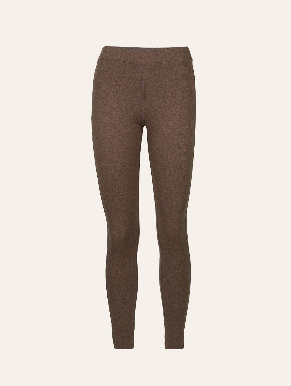 Braune Leggings vor weißem Hintergrund